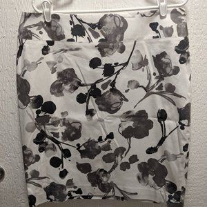 NWT Alfani White/Grey Floral Pencil Skirt Size 14